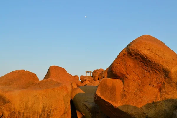 Templo na montanha de arenito vermelho com lua cheia, Hampi, Índia — Fotografia de Stock
