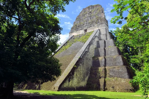Templo maia Nr cinco em Tikal, Guatemala — Fotografia de Stock