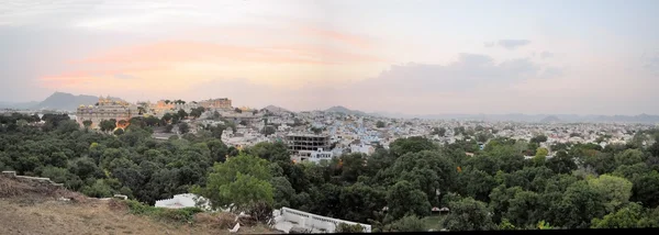 Palácio da cidade de Udaipur no lago de Pichola, Udaipur, Rajasthan, Índia — Fotografia de Stock