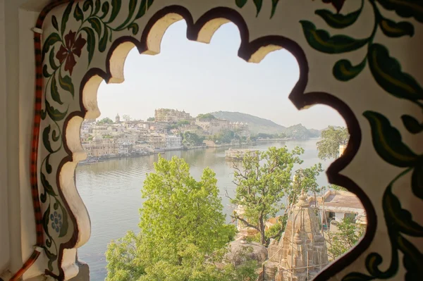 Udaipur stadspaleis bij Pichola lake, Udaipur, Rajasthan, India — Stockfoto