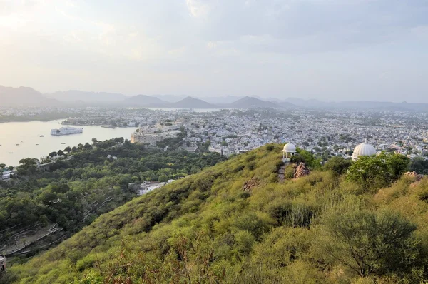 Παλάτι πόλη Udaipur σε επιχειρηματίας λίμνη, Udaipur, Ρατζαστάν, Ινδία — Φωτογραφία Αρχείου