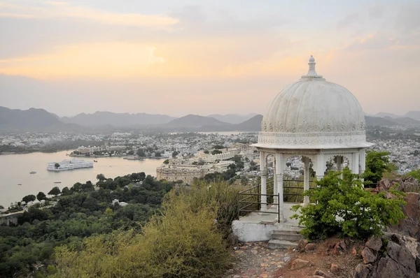 Pavillon met Udaipur stadspaleis bij Pichola lake, Udaipur, Rajasthan, India — Stockfoto