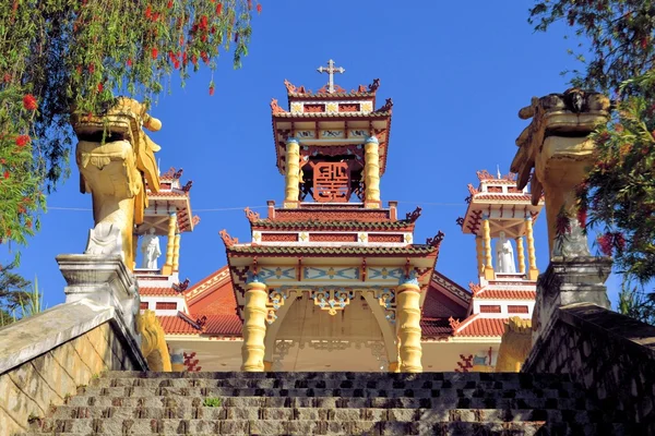 Katholische Kirche mit chinesischer Tempelarchitektur, dalat, vietnam — Stockfoto