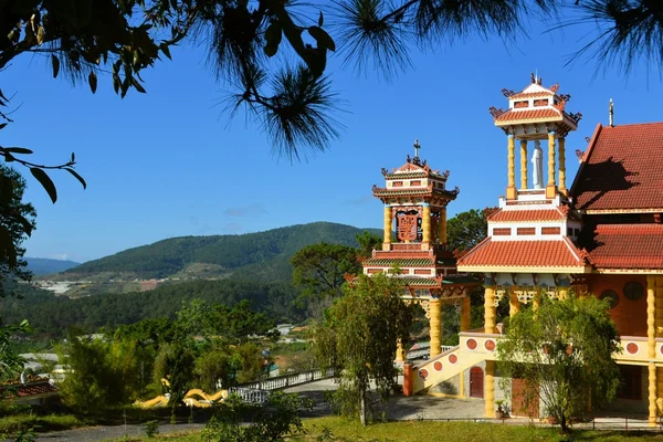 Katolska kyrkan med kinesiska templet arkitektur, Dalat, Vietnam — Stockfoto