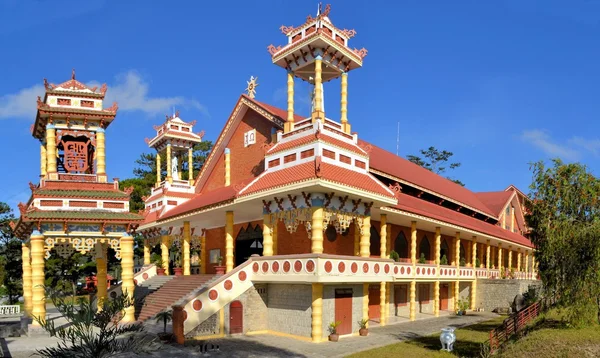 Katolska kyrkan med kinesiska templet arkitektur, Dalat, Vietnam — Stockfoto