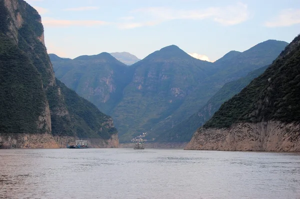 Çin Yangtze Nehri üzerinde tekne — Stok fotoğraf