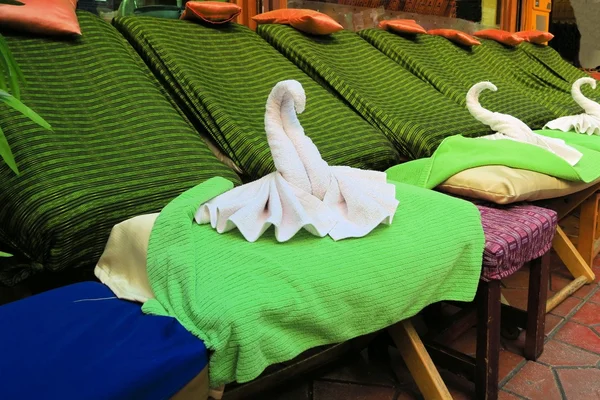 Thai Spa massage stoelen met swan handdoek — Stockfoto