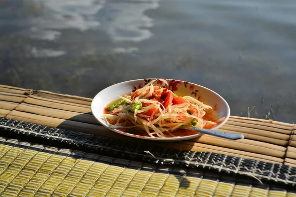 Thai Green Papaya Salada SOM TAM em cabana de bambu sobre a água — Fotografia de Stock