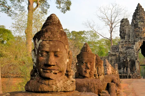 Puerta norte de Angkor Thom Antigua ciudad, Camboya —  Fotos de Stock