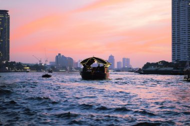 Geleneksel mavna Bangkok Chao Phraya Nehri üzerinde