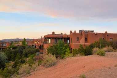 Adobe mimari tarzı ev içinde Sata Fe, New Mexico