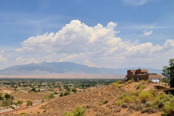 Casa de estilo de arquitetura Adobe em Albuquerque, Novo México — Fotografia de Stock