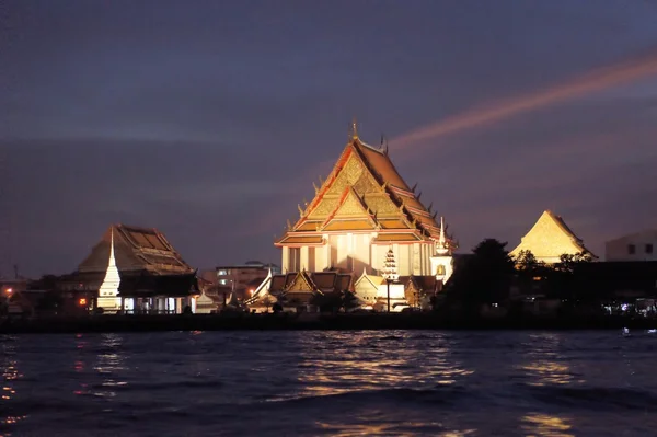 Twilight met rivier tempel, Bangkok, Thailand — Stockfoto