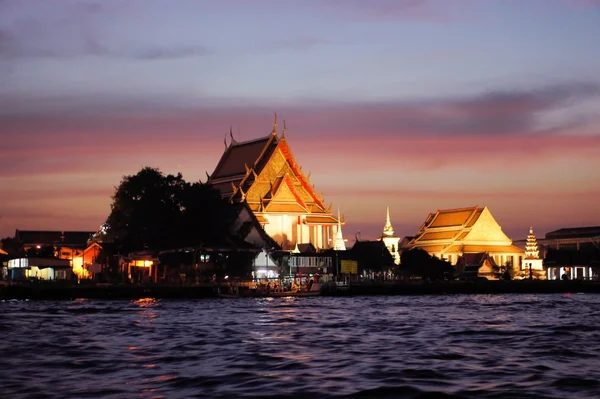 Dämmerung mit Flusstempel, Bangkok, Thailand — Stockfoto