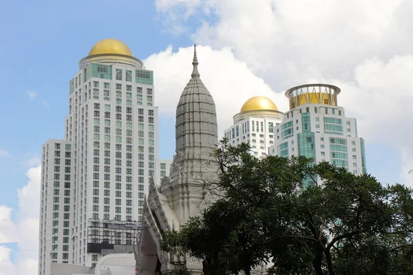 Buddhist temple in front of skyscrapers, Bangkok, Thailand — Stock Photo, Image