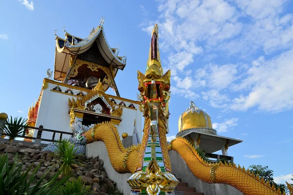Zvonice v venkovské thajském chrámu, severní Thajsko — Stock fotografie