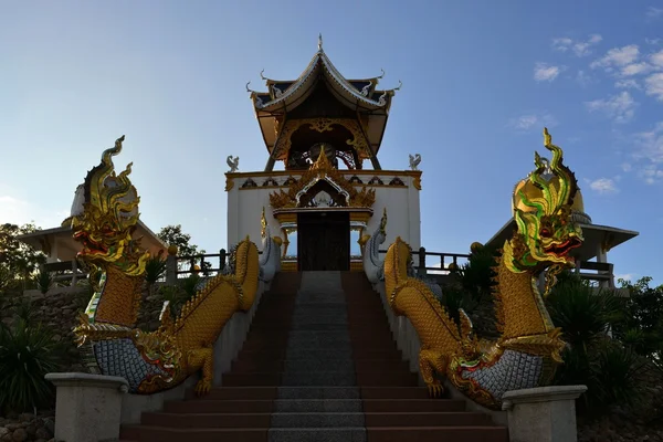 Klocktornet i en rural thailändska tempel, norra Thailand — Stockfoto