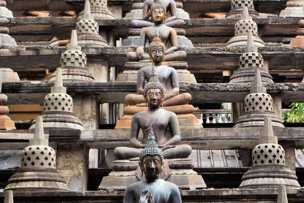 Buddhas och stupas i Colombo Sri Lanka — Stockfoto