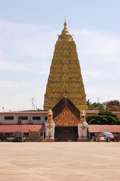Templo birmanês com leão em Sangkhlaburi, Tailândia — Fotografia de Stock