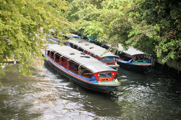 Лодка, превышающая скорость на канале Сан-Саип в Бангкоке, Таиланд — стоковое фото