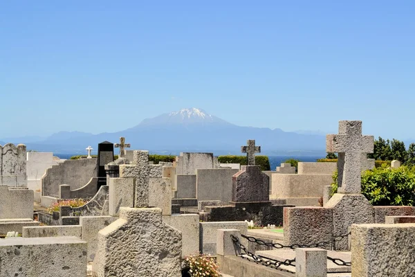 Calbucco 火山、湖 Llanquihue パタゴニア、チリと墓地 — ストック写真
