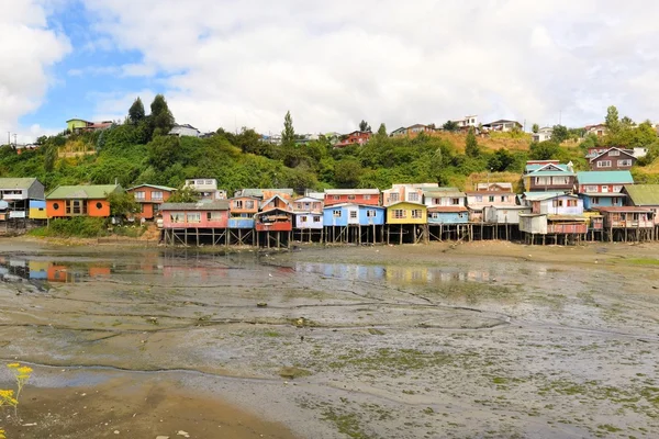 Casas levantadas sobre pilares sobre el agua en Castro, Chiloé —  Fotos de Stock