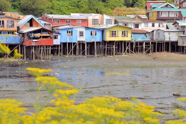 Häuser auf Säulen über dem Wasser in castro, chiloe angehoben — Stockfoto