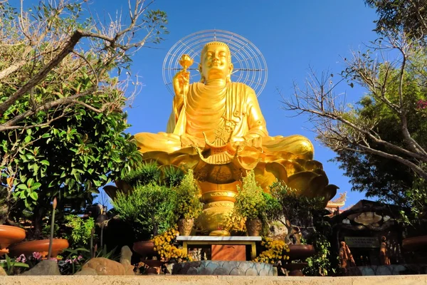 Reus zit Gouden Boeddha., Dalat, Vietnam — Stockfoto