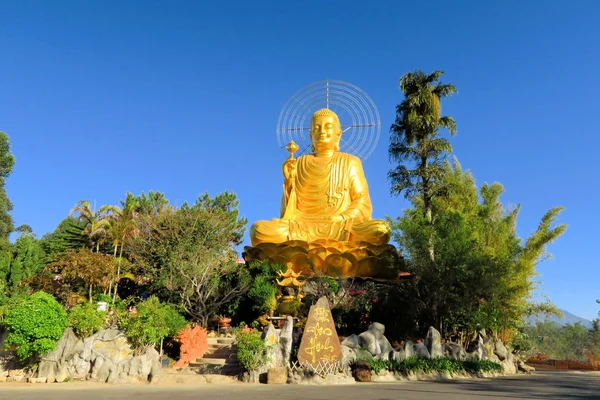 Olbrzym siedzi złoty Budda., Dalat, Wietnam — Zdjęcie stockowe