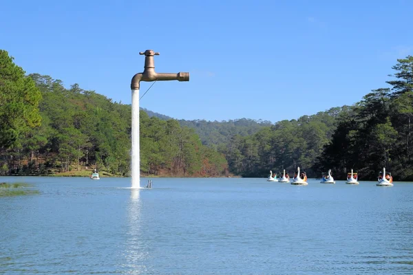 Freistehender Wasserhahn, der über einem See schwimmt — Stockfoto