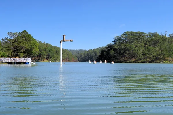 Torneira de pé livre flutuando sobre um lago — Fotografia de Stock