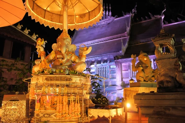 Ganesha elefante dios en Illuminated Wat Sri Suphan templo de plata en Chiang Mai, Tailandia —  Fotos de Stock