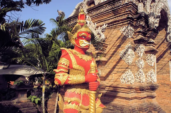 Estátua de Gnome budista de pé no norte da Tailândia — Fotografia de Stock