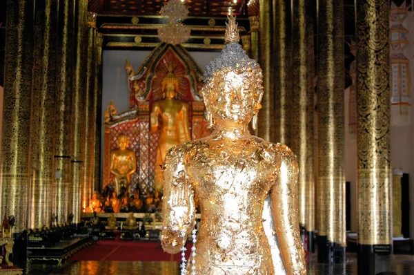 Bouddha avec des égratignures d'or à Chiang Mai, Thaïlande — Photo