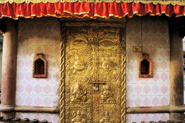 Carved golden door, Kathmandu, Nepal — Stock Photo, Image