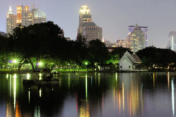 Business district cityscape, Lumphini park, Bangkok, Thailand — Stock Photo, Image