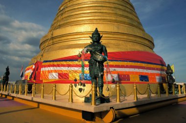 Melek heykeli ile altın stupa dinsel simge/ikon Bangkok Tayland