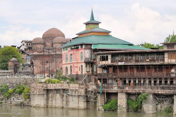 Moskeeën aan jahelum rivier in srinagar, Kasjmir — Stockfoto