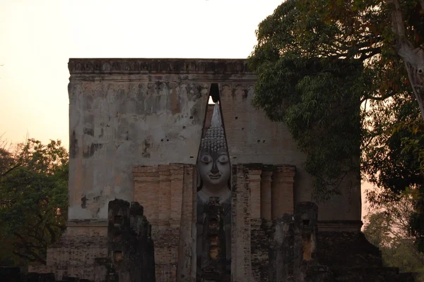 Starověké socha Buddhy. Sukhothai historický park — Stock fotografie