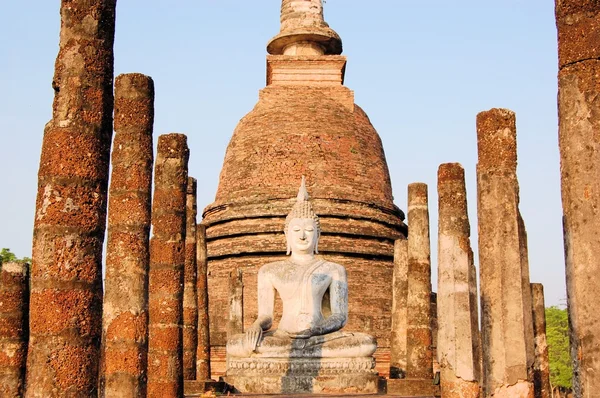 Antyczny posąg Buddy. park historyczny Sukhothai — Zdjęcie stockowe