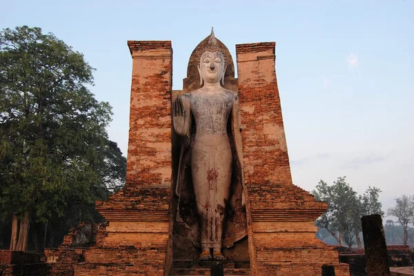 Ancient buddha statue. Sukhothai Historical Park — Stock Photo, Image