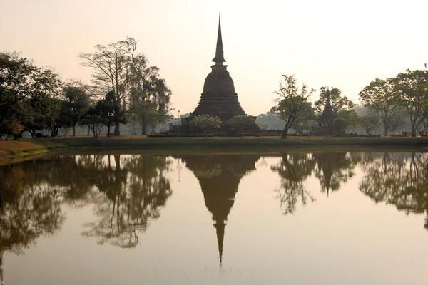 Estupa antiga no Parque Histórico de Sukhothai — Fotografia de Stock