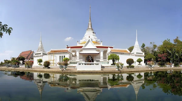 Buddyjski świątyni z fosy wokół, Bangkok, Tajlandia — Zdjęcie stockowe