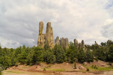 Baca kaya yekpare keşişlerin Creel, Meksika Vadisi'nde