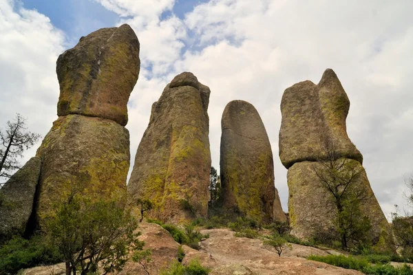 Komín rock monolity v údolí mnichů, proutěný košík, Mexiko — Stock fotografie