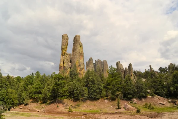 Chimney rock monoliter i dalen av munkarna, flera avhasplas, Mexiko — Stockfoto