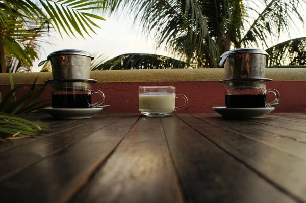 Wietnam kapanie kawy z mlekiem pod palmami — Zdjęcie stockowe
