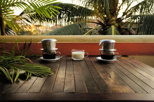 Vietnam Dripping Coffee with milk under palm trees — Stock Photo, Image