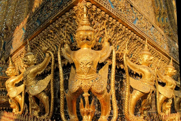 Estatuas del guardián en el templo del buda esmeralda Bangkok, Asia Tailandia — Foto de Stock