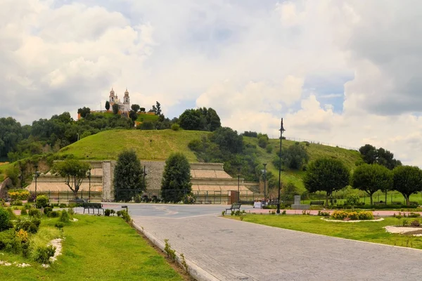 Stora pyramiden ovan cholula med kyrkan — Stockfoto